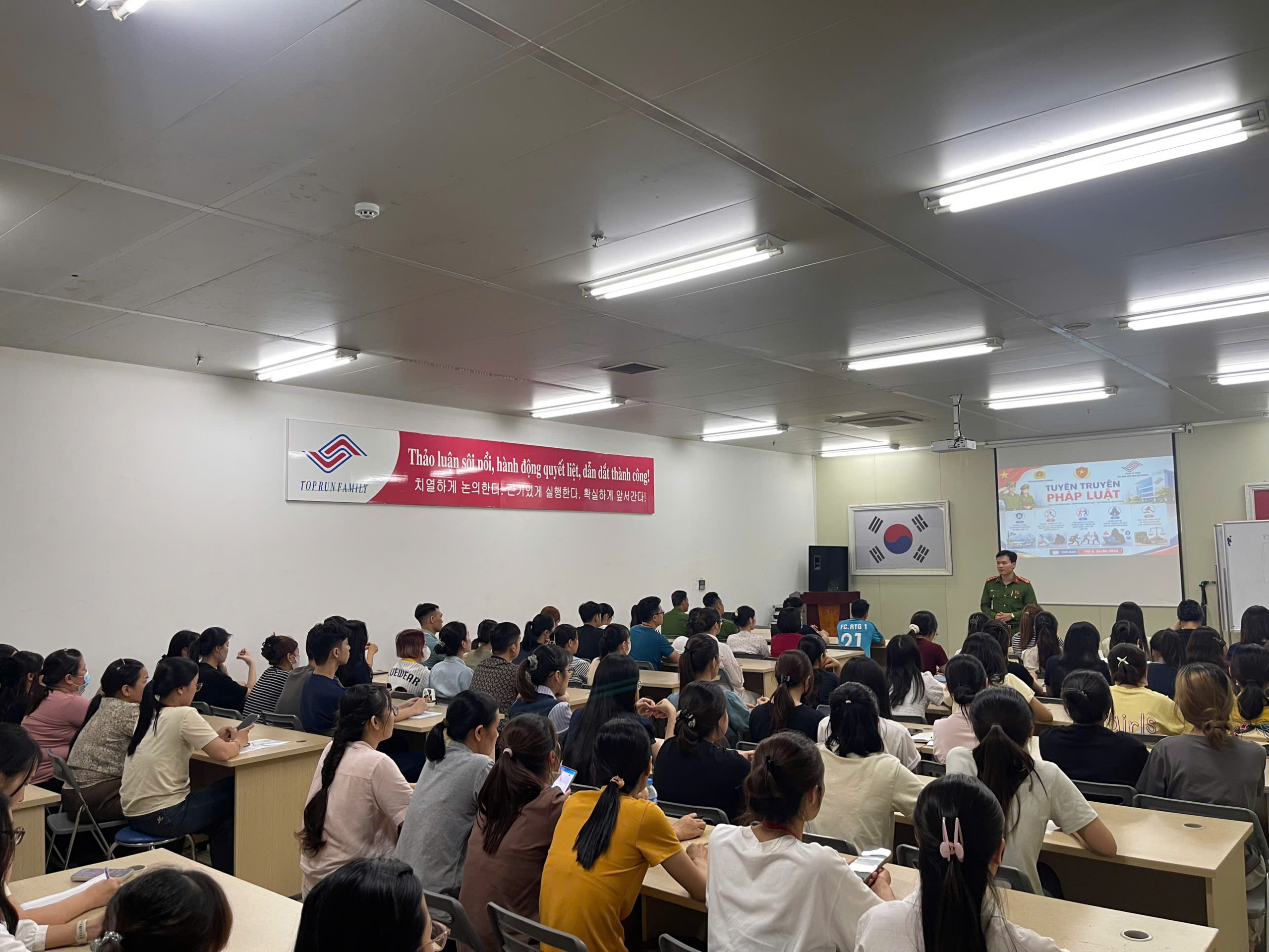 Công an phường An Phong phối hợp tuyên truyền pháp luật tại KCN Tràng Duệ